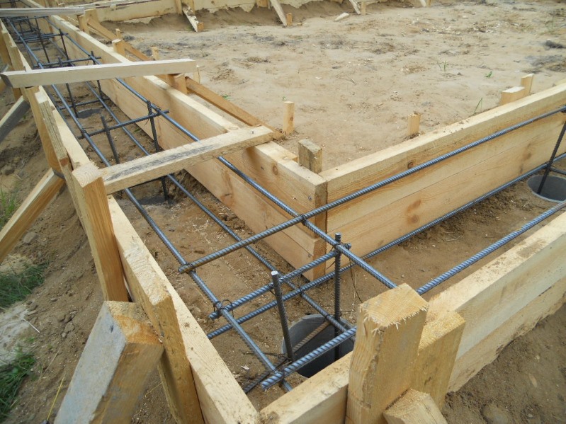Заливка свайно-ростверкового фундамента для деревянного дома